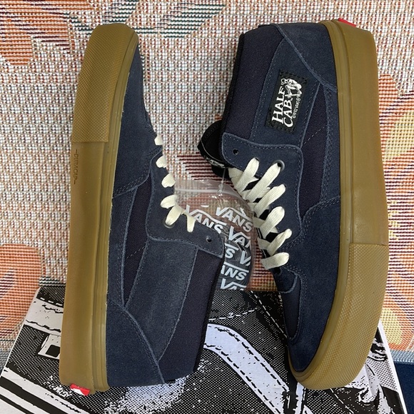 Vans Men’s Skate Half Cab
Navy/Gum
VN0A5FCDNGM
Sneakers - Picture 10 of 16